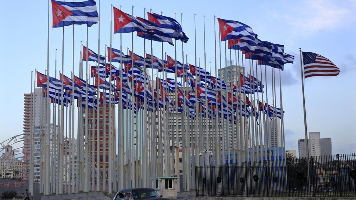 Banderas cubanas cerca de la embajada de EE.UU