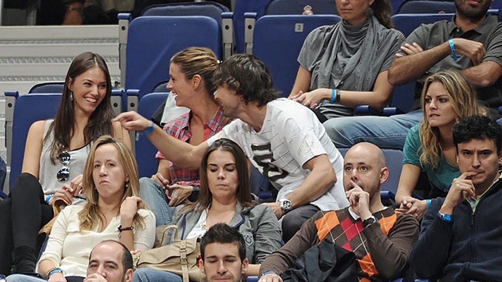 Helen Lindes y unos acaramelados Amaia Salamanca y Rosauro Varó, en el basket