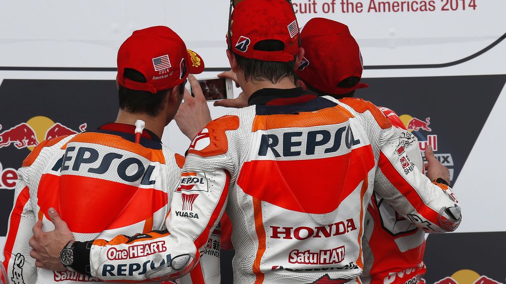 El actual campeón celebra el triunfo con Pedrosa y Dovizioso