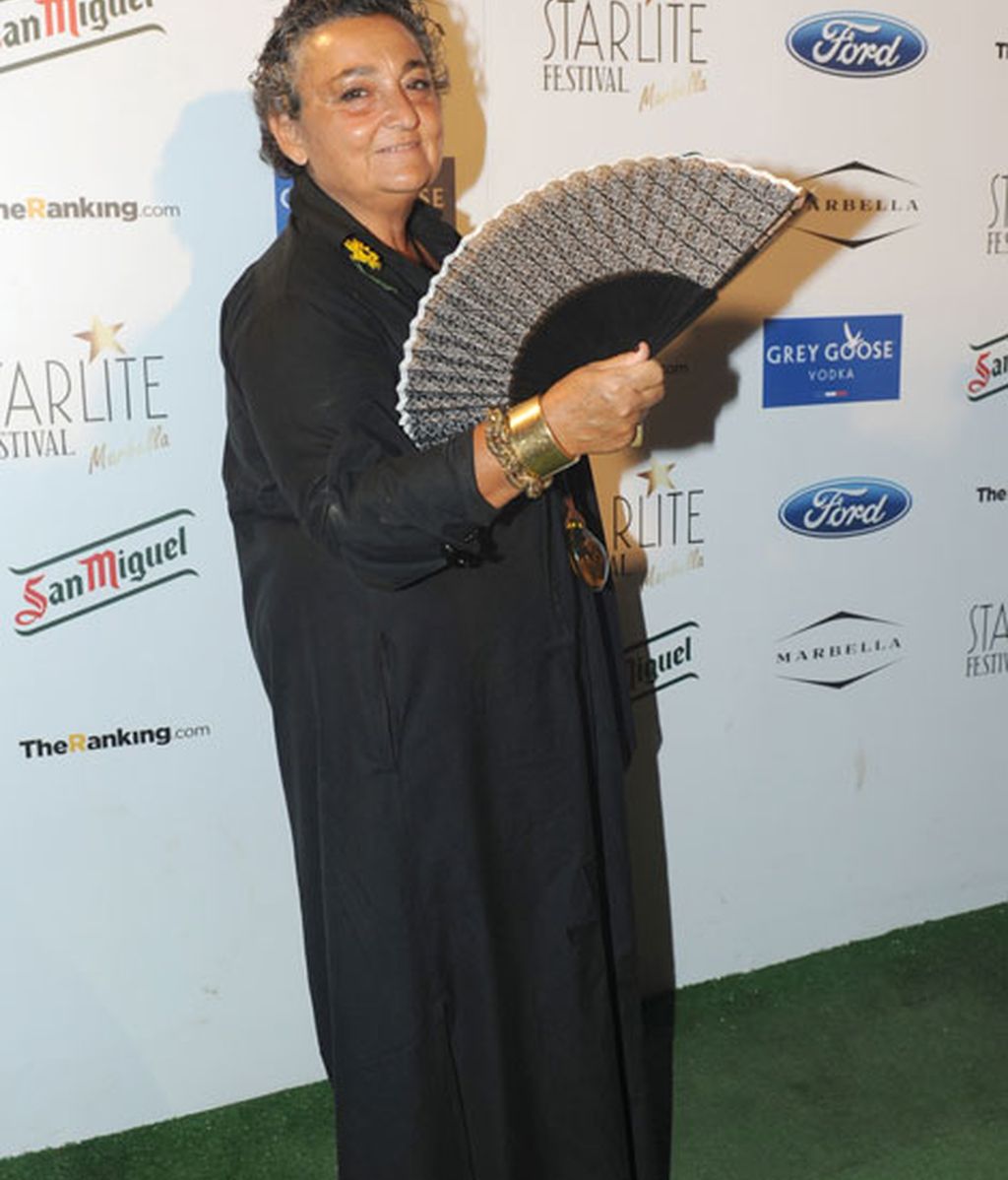 La diseñadora Elena Benarroch acudió de negro y con abanico