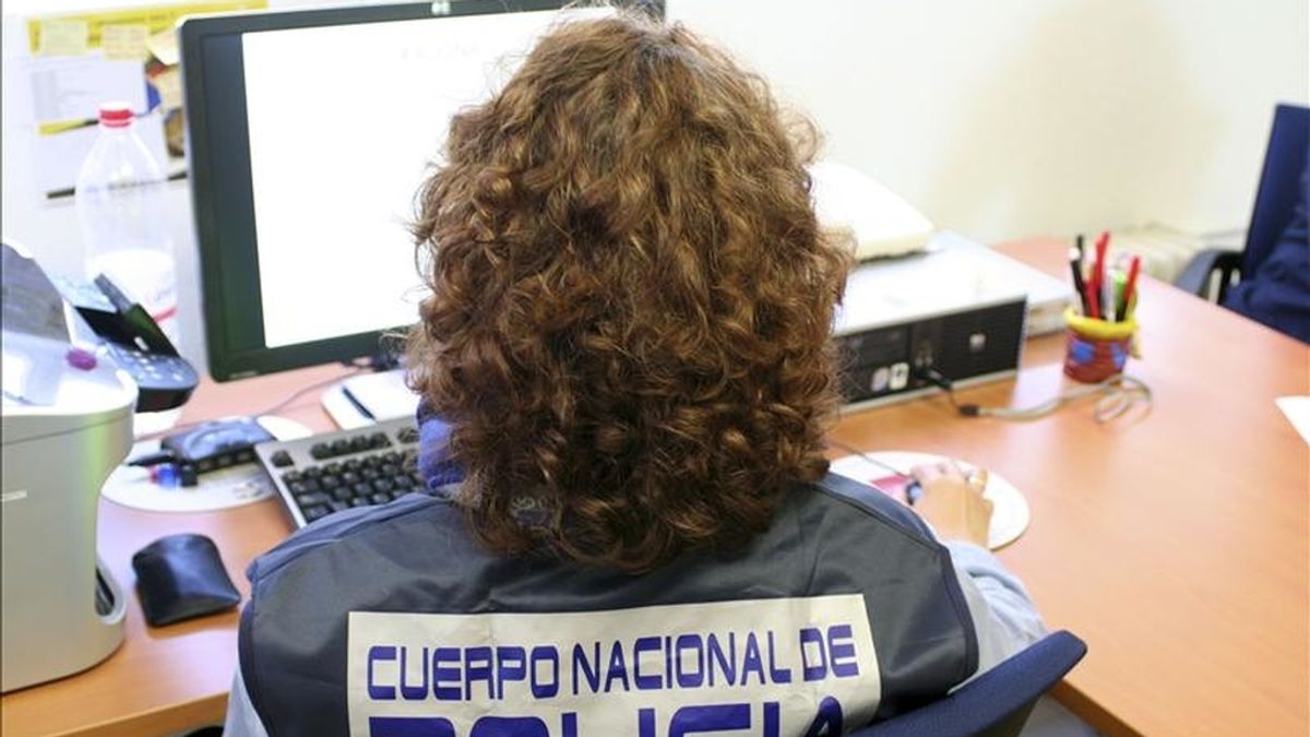 Un guardia de los miembros de la Brigada de Investigación Tecnológica de la Policía Nacional (BIT), unidad especializada en rastreado de delitos en internet. EFE/Archivo
