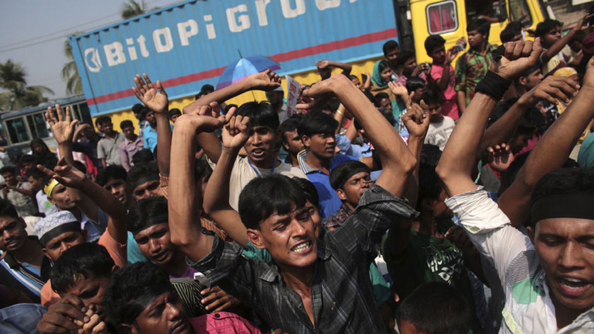 Protestas en Bangladesh un año después del desplome de una fábrica textil