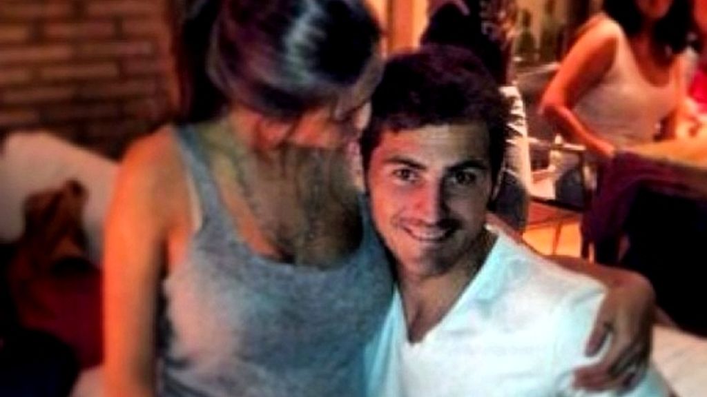 Iker Casillas presume orgulloso de la barriguita de Sara Carbonero