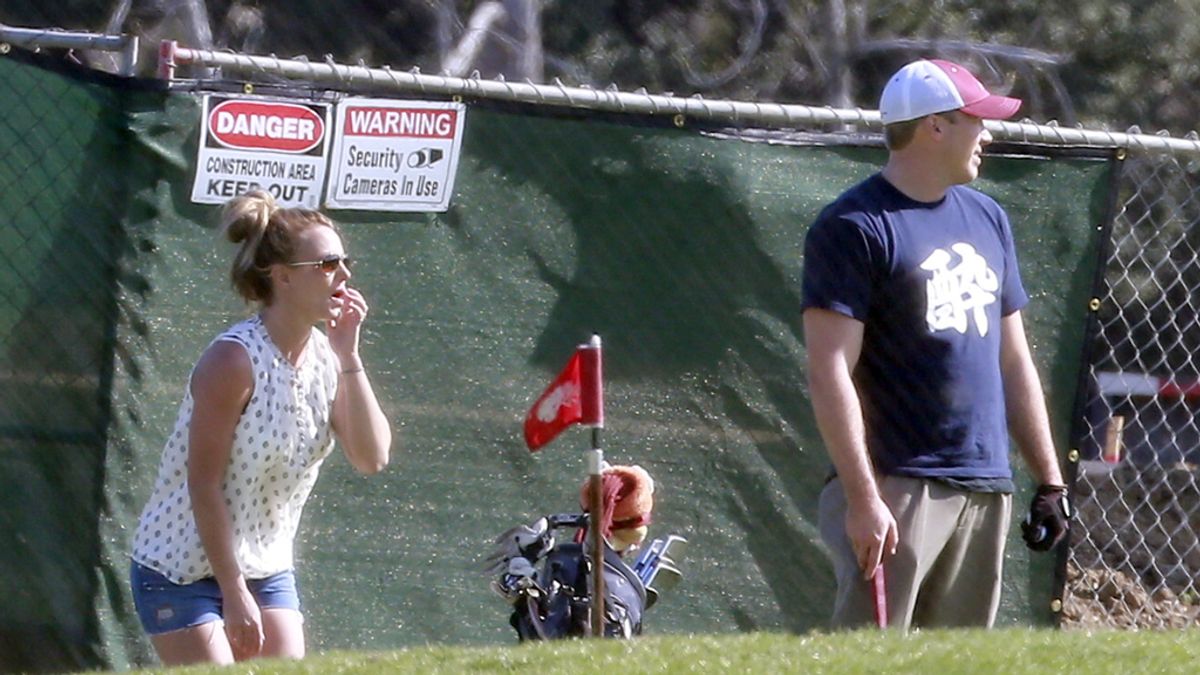 Britney Spear y David Lucano jugando al golf