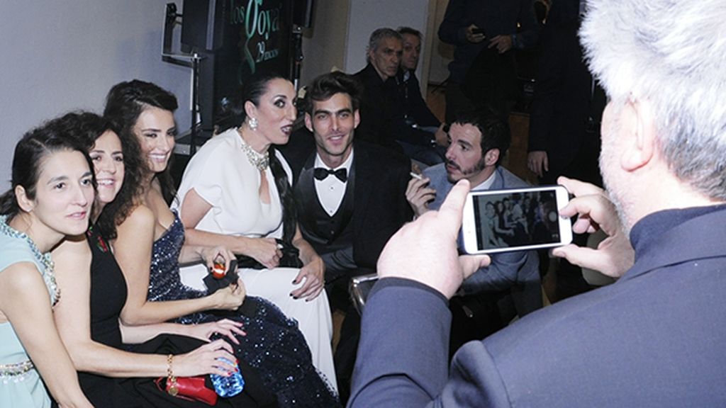 Pillamos a Almodóvar mientras capturaba este momento en la sala de entregadores de Möet & Chandon