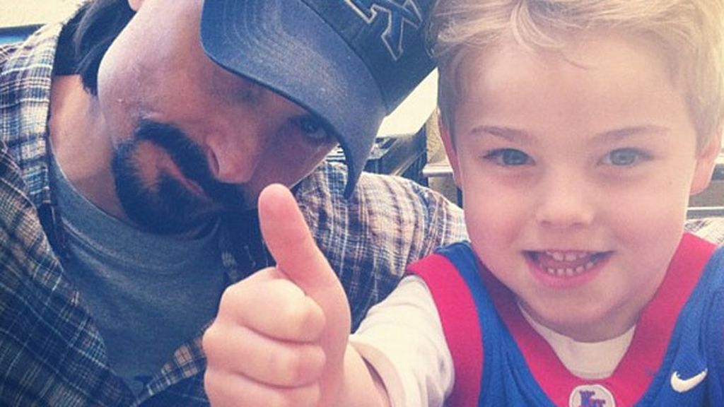 Kevin Richardson explota su faceta de modelo