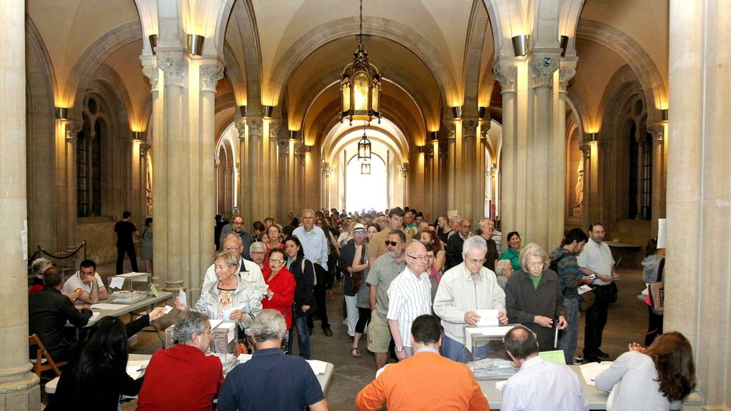 Cientos de personas esperan colas en mesas electorales en Barcelona