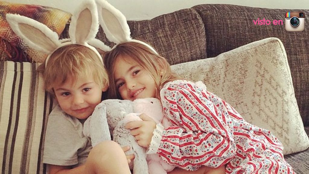 Alessandra Ambrosio y sus pequeños 'conejitos'