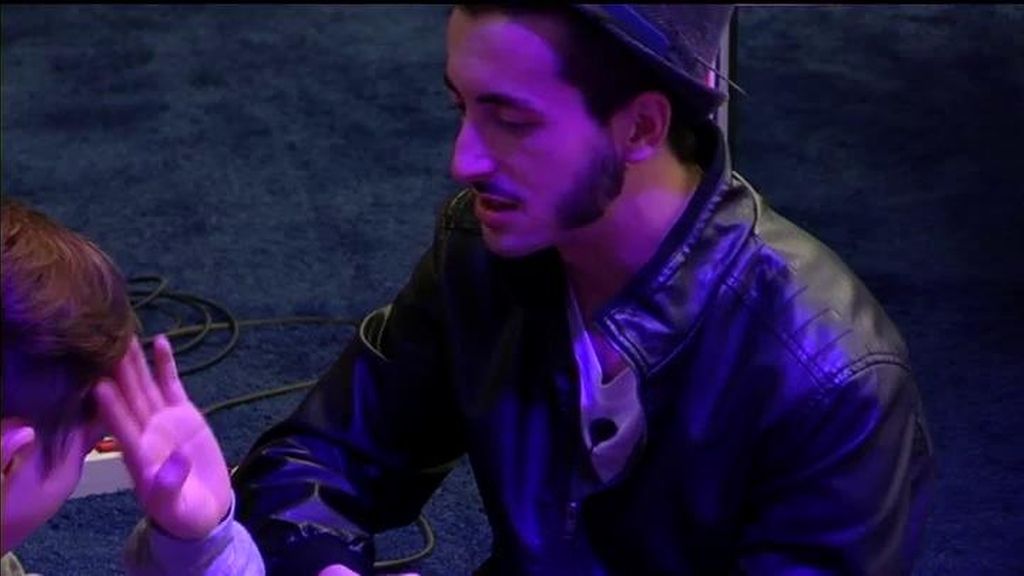 Aritz se afeita para la fiesta rocabilly de 'GH16'