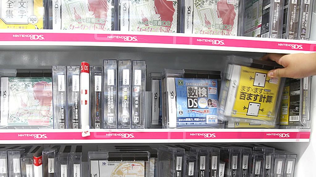 Un stand repleto de juegos para Nintendo DS
