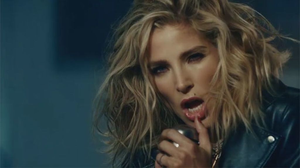 No es cantante ni quiere serlo, pero hacer de rock star le sienta de lujo