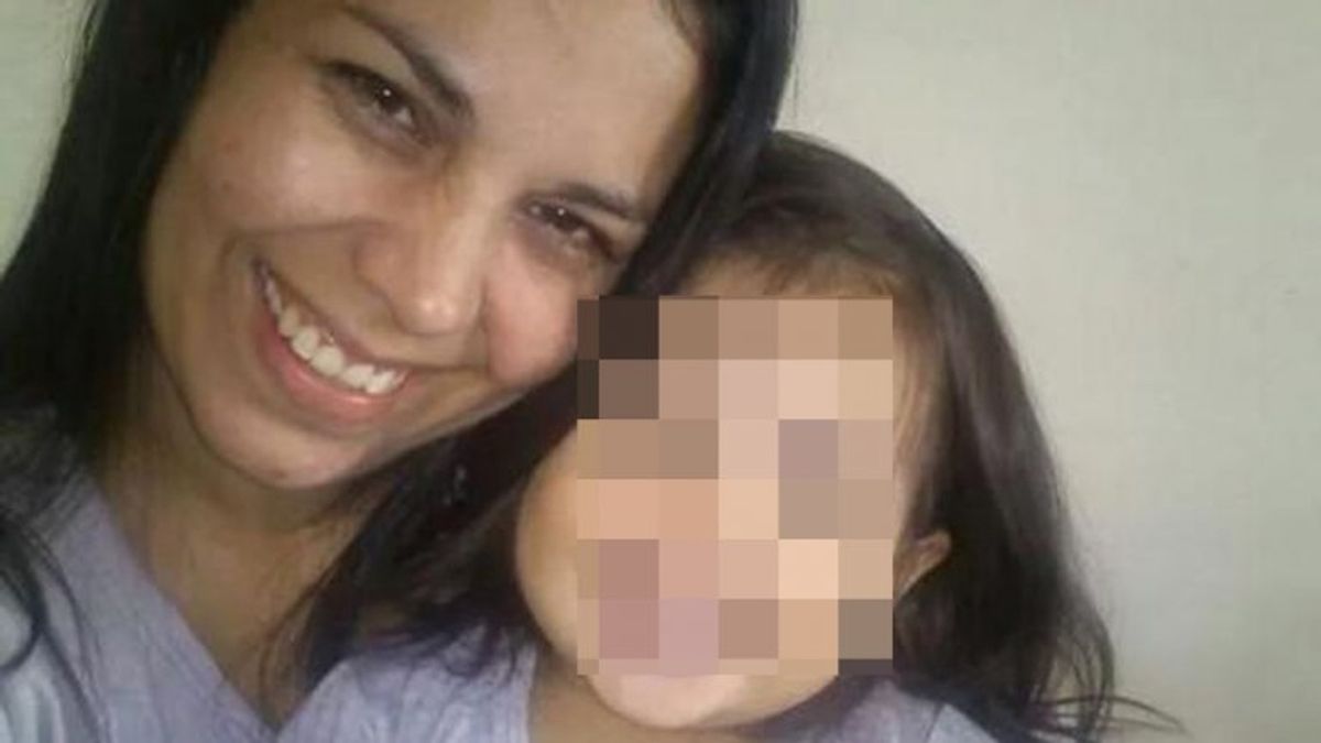 Hallan a una niña junto al cadáver de su madre en una alcantarilla en Argentina