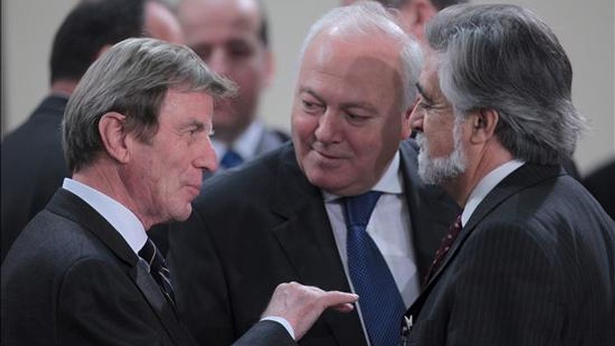 El ministro de Asuntos Exteriores francés Bernard Kouchner (izda) conversa con su homólogo español Miguel Ángel Moratinos (2ºdcha) y el ministro de Asuntos Exteriores Portugués Luis Amado (dcha) durante la reunión de ministros de Asuntos Exteriores de la OTAN en su sede en Bruselas, Bélgica, hoy, viernes, 4 de diciembre de 2009. EFE