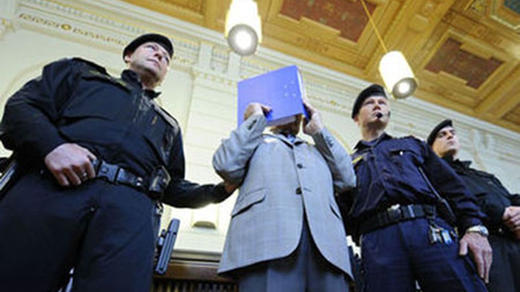 Joseph Fritzl entra en el juzgado escondido tras un archivador