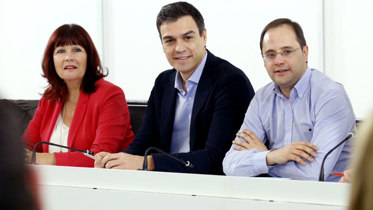 Pedro Sánchez, líder del PSOE, junto al secretario de Organización y Acción electoral, César Luena (d), y la presidenta del partido, Micaela Navarro