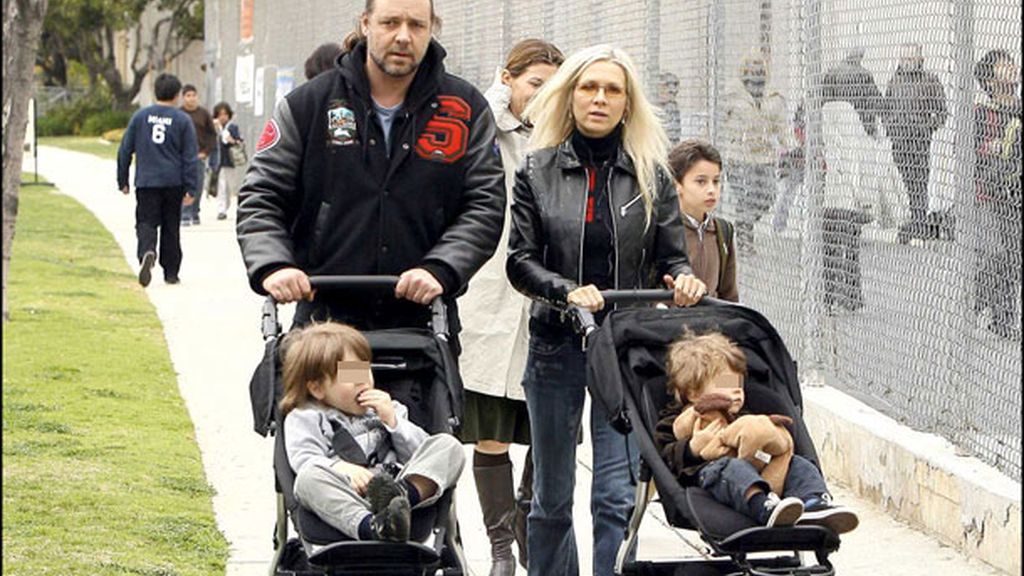 La pareja pasea con sus hijos, Tennyson y Charles, en esta foto de 2008