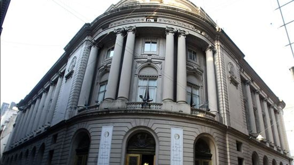 Vista exterior del edificio de la Bolsa de Comercio de Buenos Aires, que este viernes cerró en su índice Merval con una bajada del 0,99%, hasta los 1.638,10 puntos, con lo que registró esta semana un avance del 3,2%. EFE/Archivo