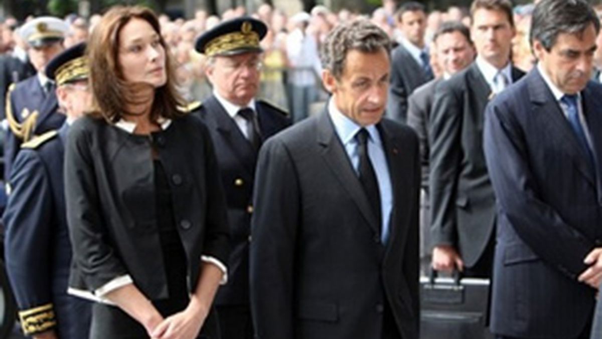 El presidente de Francia, Nicolas Sarkozy, junto a su esposa Carla Bruni han acudido a la ceremonia. Video: ATLAS.