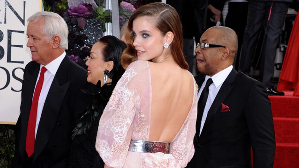 Barbara Palvin apostó por los tonos pastel para su escotado vestido