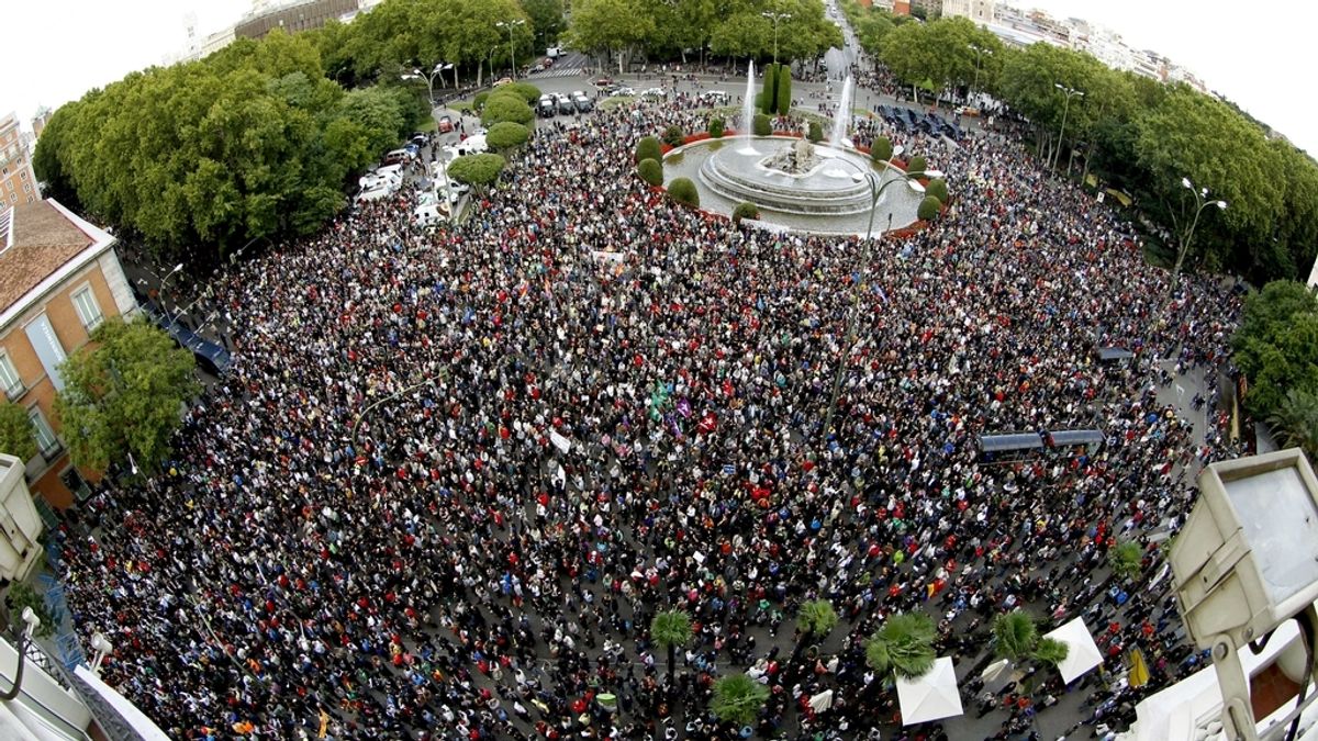 Miles de personas se concentran en Neptuno para rodear el Congreso. Foto: EFE.