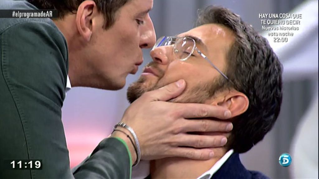 Los chicos de 'AR' han emulado el beso que, según Paloma García Pelayo, se dieron Amador y un banderillero