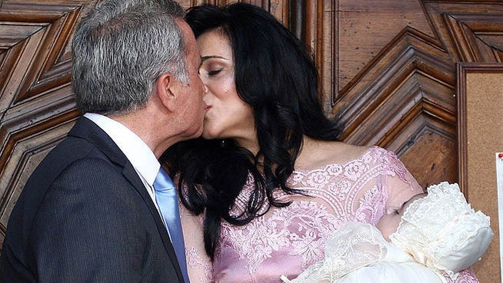 Encajes y puntillas en el bautizo del hijo de Ortega Cano y Ana María Aldón