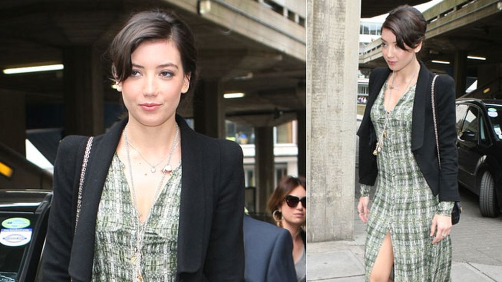 La modelo Daisy Lowe lució piernas con la raja de su vestido