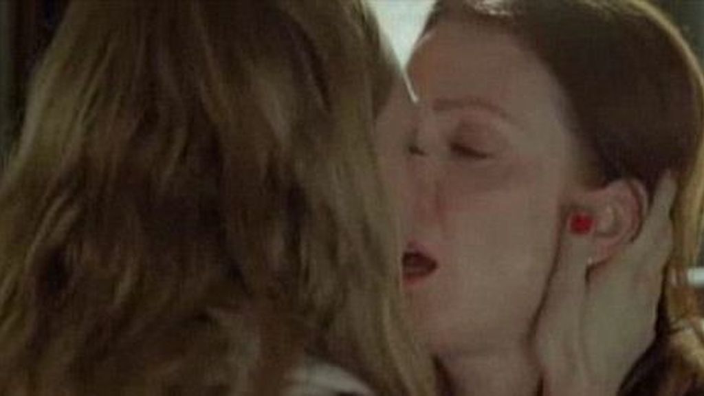 Julianne Moore en una ardiente escena lésbica con Amanda Seyfried