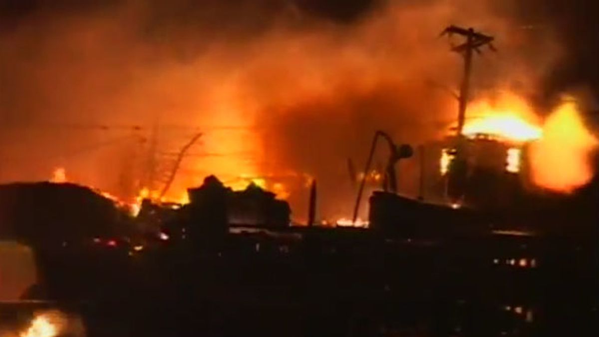 Un incendio destruye 50 casas en Queens