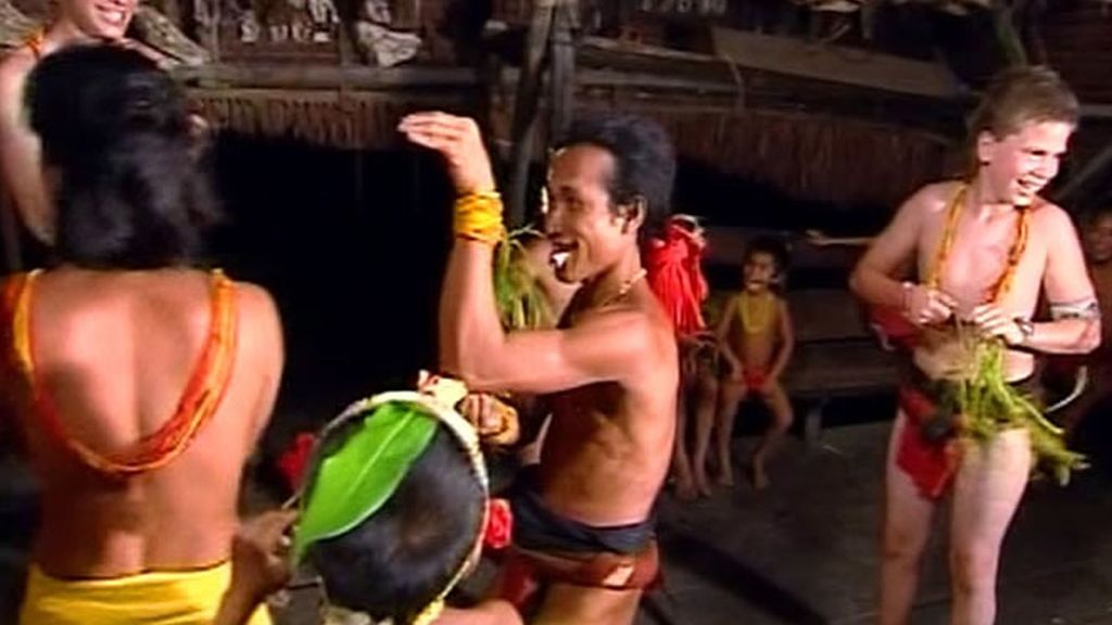 El menor de la familia Recuero-Oliva decide que tiene mucho que enseñar a los mentawai sobre bailes occidentales