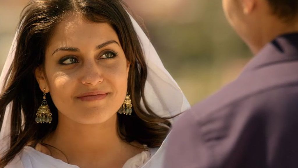 El agente Morey promete a Fátima ayudarla a encontrar a su hermano