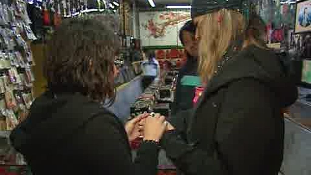IMÁGENES INÉDITAS. Carla y Miriam de compras por Pingyao