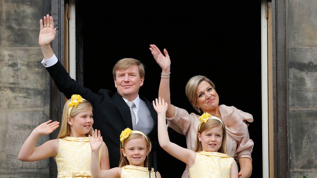 Los reyes saludan a los holandeses con sus hijas
