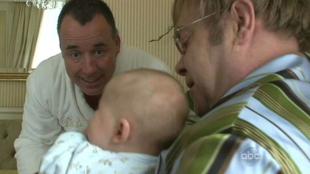 Primera aparición en televisión del bebé de Elton John