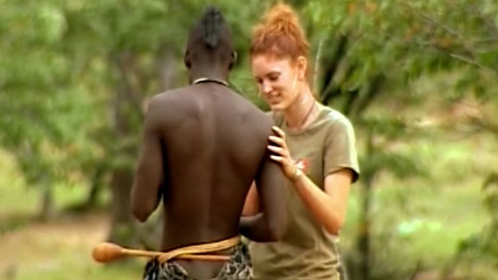 Los gemelos del poblado himba llevan a Marta y Laura a pastorear