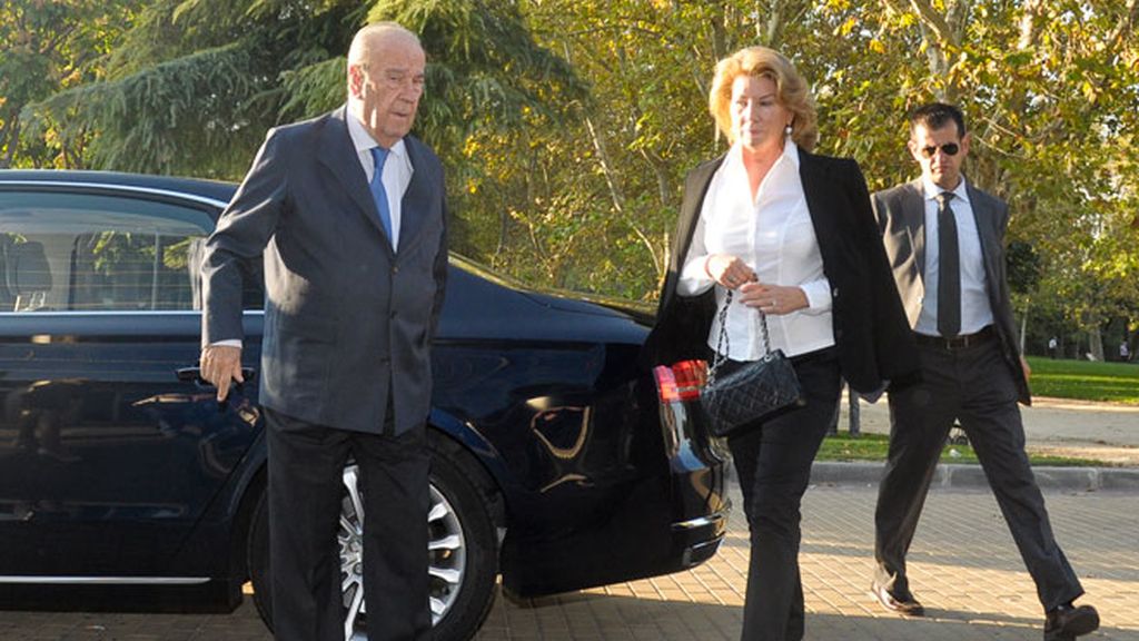 Isabel Preysler, rodeada de familia y amigos en el funeral de su hermana