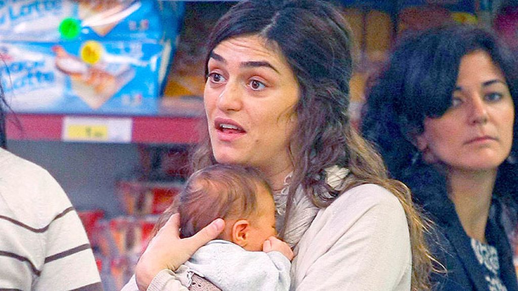 Pasea su reciente maternidad por las calles de Madrid