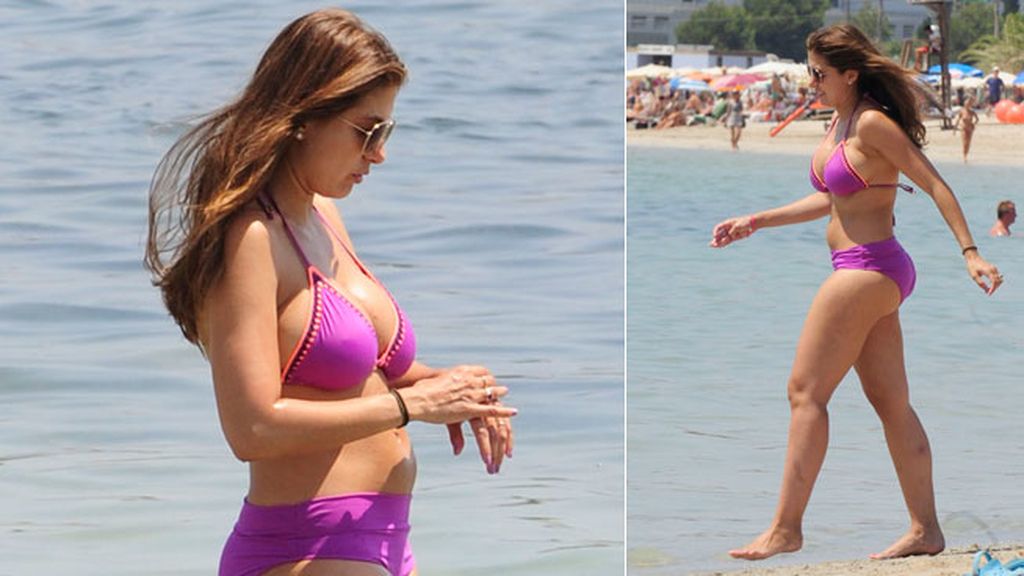 La pareja se dedicó arrumacos en el agua