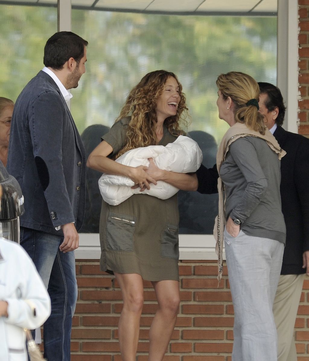 Blanca Cuesta y Borja Thyssen abandonan el hospital con su hijo Enzo