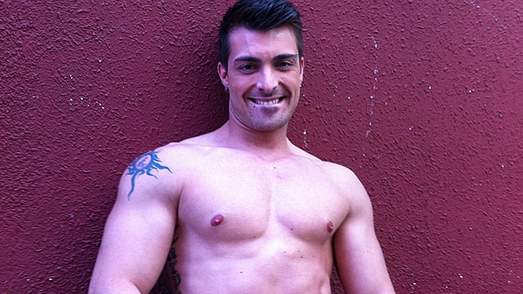 Músculos y tatuajes 'visten' su piel de arriba abajo