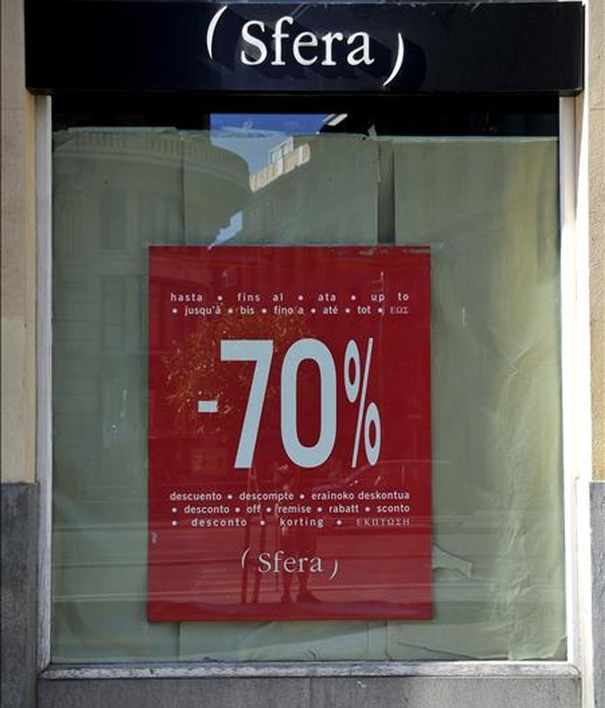 Detalle de un escaparate de la tienda de ropa de la marca Sfera con cartel de gran descuento de rebajas, en la madrileña calle Preciados. EFE/Archivo