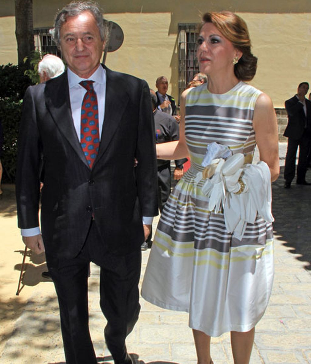 María Dolores de Cospedal eligió un vestido de rayas y un recogido