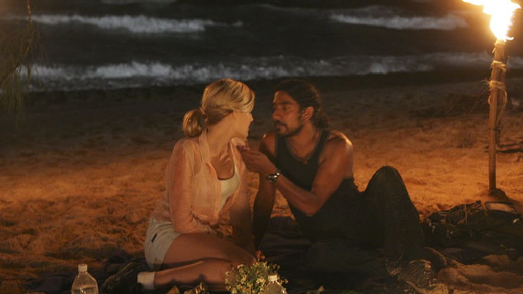 Sayid y Shannon en la playa