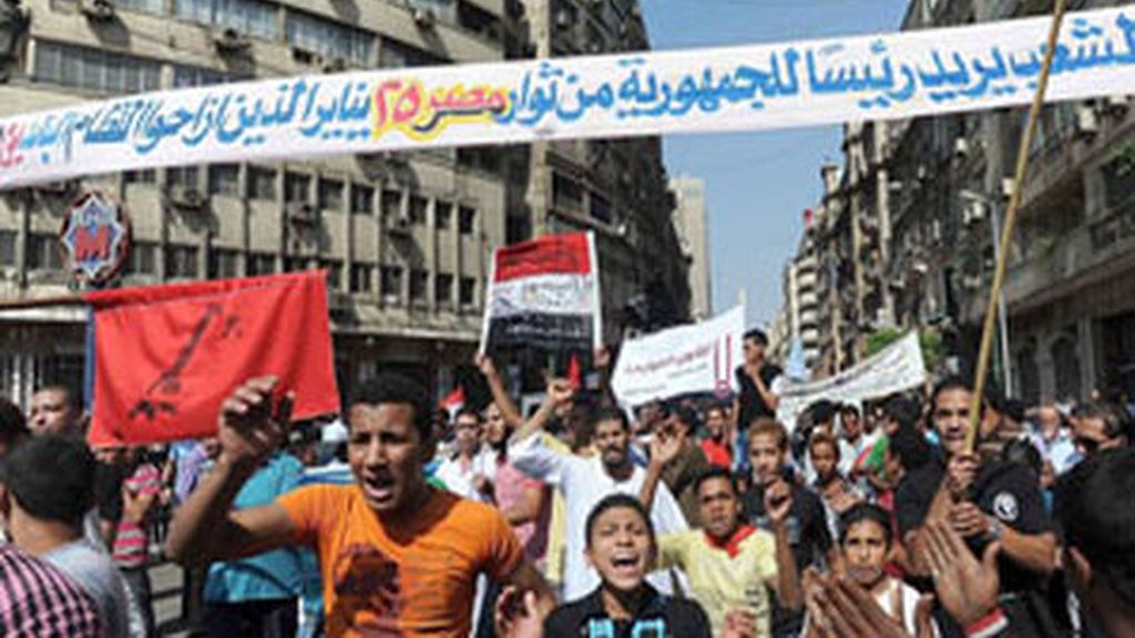 Protestantes en Egipto que se enfrentan por segundo día