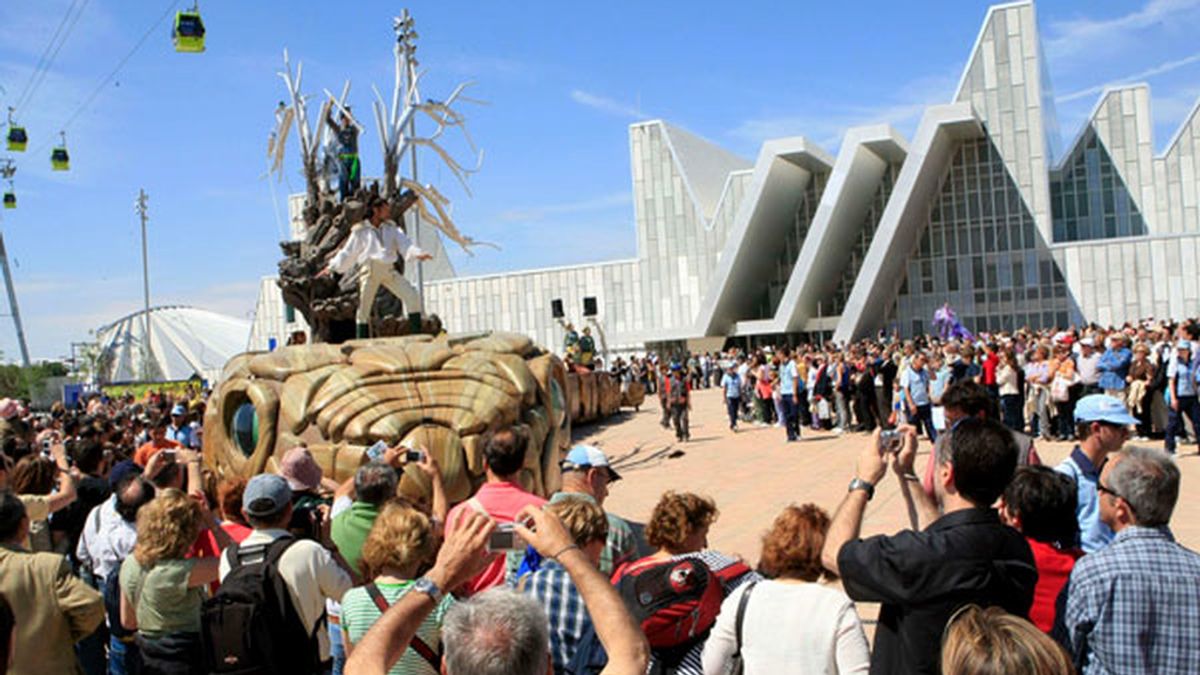 La cabalgata del Circo del Sol animó hoy a los miles de visitantes de la Exposición Internacional de Zaragoza 2008. Vídeo: Atlas