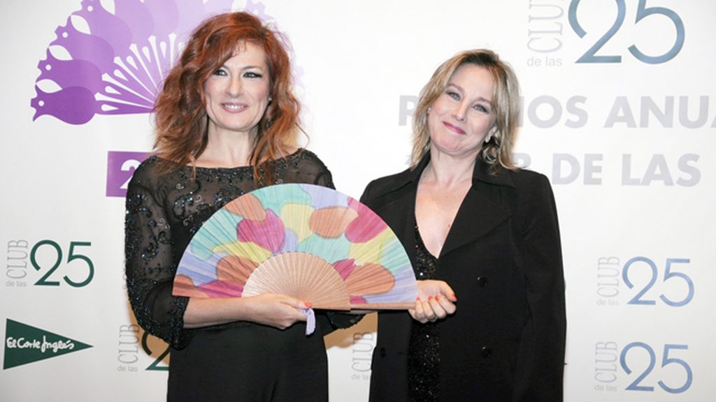 La soprano Pilar Jurado recibió su premio de manos de la actriz Natalia Dicenta