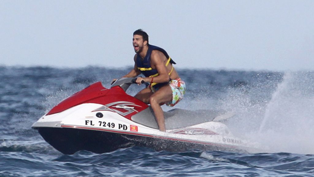 Piqué se divierte en la playa sin Shakira