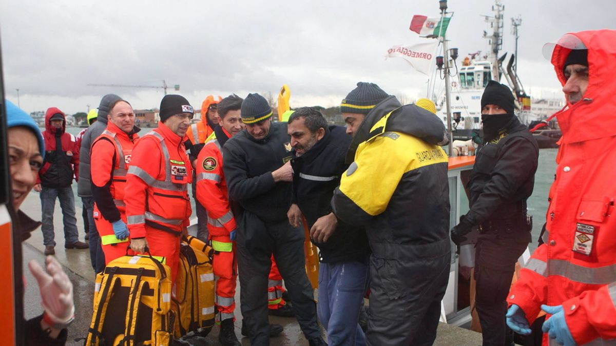 Varios desaparecidos al colisionar dos buques mercantes en la costa de Rávena