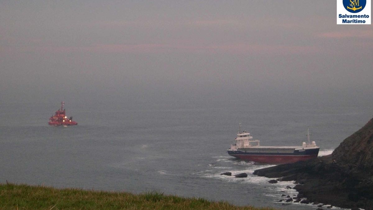 Un buque de Reino Unido se queda varado frente a la playa de Xagó (Asturias)
