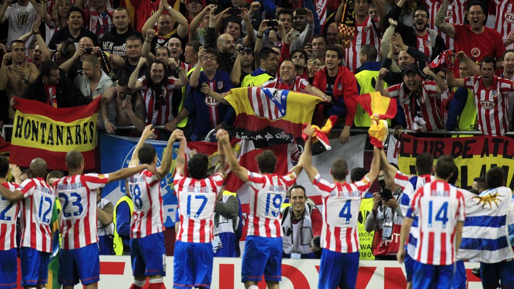 Los jugadores del Atlético de Madrid celebran el triunfo con los aficionados que se han desplazado hasta el Estadio Nacional de Bucarest